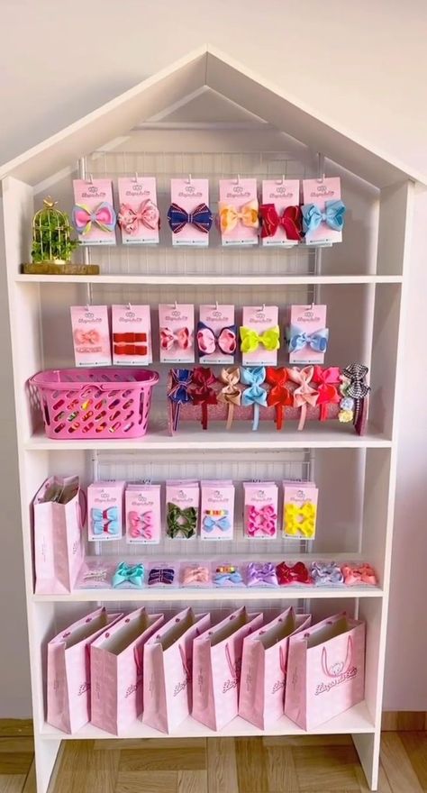 Shelf Ideas For Craft Room, Retail Bow Display, Kid Boutique Ideas, Kids Salon Ideas Interior Design, Hair Bow Display Craft Show, Work Desk Decor Ideas, Small Boutique Decor, Mini Boutique Store Ideas, Kids Boutique Ideas