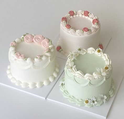 Flower Cake Design, Bolo Vintage, Vintage Birthday Cakes, Mini Cakes Birthday, Creative Birthday Cakes, Cake Decorating Designs, Pastry And Bakery, Mini Cake, Pretty Birthday Cakes