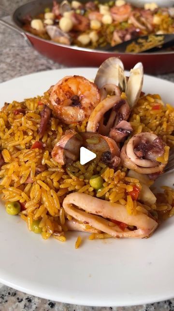 Engel Foodie | Recetas | Cocina on Instagram: "Paella con mariscos🤤❤️ hoy preparamos esta deliciosa receta perfecta para Semana Santa con nuestros amigos de @bigfish.sc  con su espectacular y muy práctico combo paellero.  📍Todos los productos de @bigfish.sc los puedes conseguir en San Cristóbal en la Carrera 19, entre calles 11 y 12 de Barrio Obrero.  Ingredientes: -Combo Paellero de @bigfish.sc (Camarones, pulpo, aros de calamar, vieiras y almejas). -Cabeza de pescado para fumet. (Viene con el combo de @bigfish.sc ) -1 cebolla. -1 pimentón. -5 dientes de ajo. -2 cucharadas de pasta de tomate. -300gr de arroz parbolizado. -800ml de fondo de pescado. (Para cocinar el arroz) -50ml de fondo de pescado. (Para la cocción final) -Cúrcuma, paprika, sal y pimienta al gusto. -Media lata de guisan Gallo Pinto, Sea Food, Seafood, Tent, Salad, On Instagram