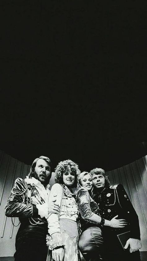 Abba Black And White, Abba Wallpaper, Outfits In Black, Music Pics, Iphone Black, Old Singers, Black And White Wallpaper, Pop Bands, Dancing Queen