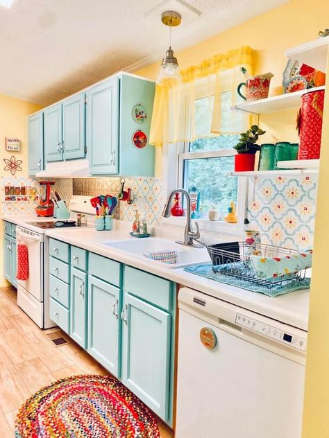 Bright Farmhouse Kitchen, Retro Country Kitchen, Colorful Mexican Kitchen, Pioneer Woman Inspired Kitchen, Yellow Farmhouse Kitchen, Cute Kitchen Ideas, Colorful Farmhouse Kitchen, 50s Farmhouse, Grandma Chic Decor