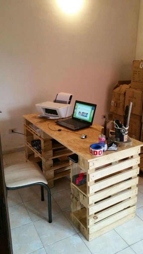 Pallet Board Furniture, Diy Mini Pallet Ideas, Pallet Desk Diy Simple, Unique Furniture Diy, Diy Pallet Desk, Pallet Storage Ideas, Box Room Bedroom Ideas, Simple Computer Desk, Pallet Furniture Ideas