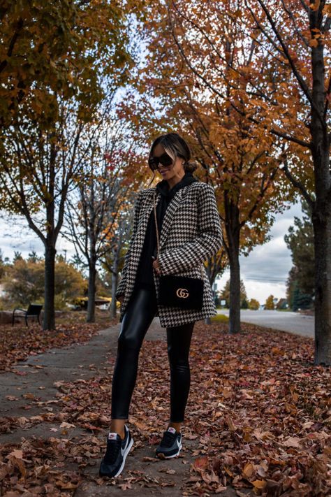 Mia Mia Mine, Look Legging, Mia Mia, Stylish Fall Outfits, Coat Trends, Houndstooth Blazer, Instagram Outfits, Faux Leather Skirt, Blazer Outfits