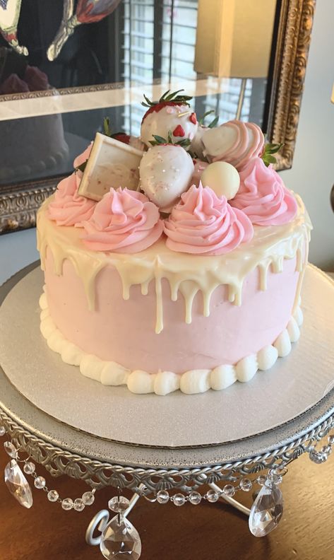 Cakes With Chocolate Strawberries, White Dripping Cake, White Chocolate Cake Filling Recipe, Birthday Cake Strawberry Decoration, Birthday Cakes With Strawberries, Chocolate Covered Strawberries On Cake, Strawberry Cake Ideas Birthdays, Chocolate Mousse Birthday Cake, White Cake And Strawberries