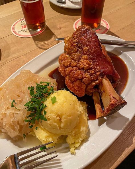 Pork Knuckle, Pork Leg, Roasted Pork, Pork Roast, Meat Recipes, Fine Dining, Mashed Potatoes, Food Ideas, Healthy Food