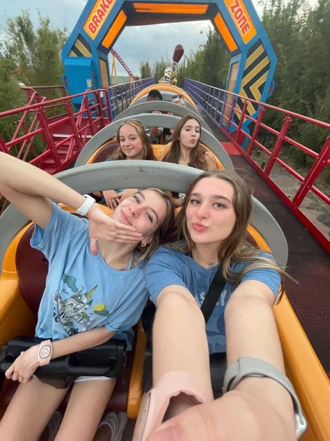 Girlhood Friendship, Europa Park, Disney Photo Ideas, Friend Activities, Shotting Photo, Cute Friend Photos, Summer Goals, Disney Photos, Summer Plans