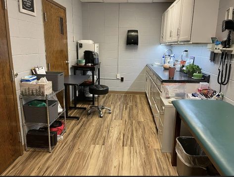 High School Nurse Office Decorations, School Clinic Room Design, High School Nurse Office, Health Clinic Interior Design, High School Nurse, Bloxburg School, School Nurse Office Decorations, School Nurse Office, Nurses Office