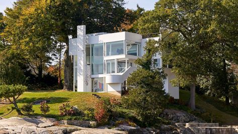 Last year, American architect Richard Meier‘s iconic ‘Smith House’ reached its fiftieth birthday. To commemorate the anniversary, architectural photographer Mike Schwartz has taken a set... Richard Meier Architecture, Richard Meier, Richard Neutra, Walter Gropius, Weekend House, Famous Architects, Zaha Hadid Architects, Architectural Photographers, Chinese Architecture