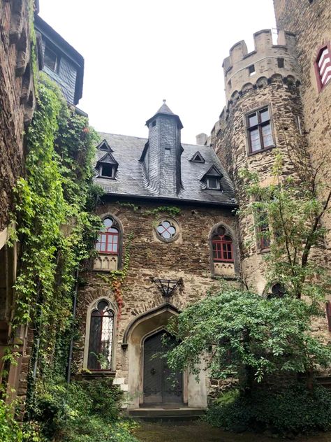 r/castles - Courtyard of Lahneck Castle, Germany Castle Courtyard, Castle Germany, Small Castles, Chateau Medieval, Gothic Castle, Germany Castles, Stately Home, Gothic Architecture, Dream House Decor