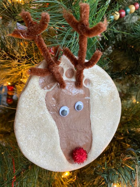 Handprint Reindeer, Reindeer Footprint, Baby Footprints Christmas, Salt Dough Ornament, Baby Christmas Crafts, Reindeer Handprint, Salt Dough Ornaments, Party Hacks, Reindeer Ornaments