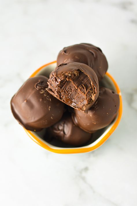 Easy Rum Truffles recipe. Made with simple ingredients, this decadent dessert idea makes the perfect gift or sweet treat. Christmas Cake Balls, Rum Truffles, Orange Liquor, Truffles Recipe, Xmas Treats, Dark Chocolate Truffles, White Chocolate Cranberry, Peppermint Cookies, Tea Party Food