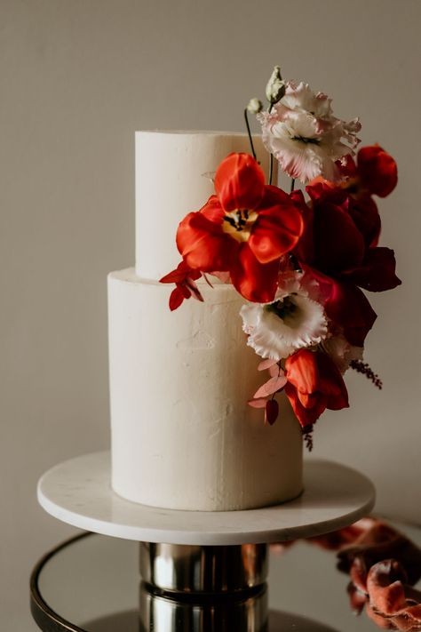 Waffle Wedding, Valentines Wedding Cake, Shanghai Wedding, Buttercream Wedding Cakes, Aesthetic Shots, Wedding Flower Trends, Wedding Aesthetics, Red Wedding Flowers, Colourful Wedding