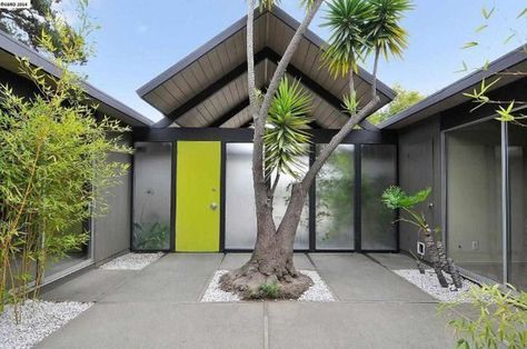 Eichler Homes Atrium, Modern Atrium, Eichler Atrium, Joseph Eichler, Atrium Design, Eichler Homes, Deck Designs Backyard, Mid Century Modern House, Modern Exterior