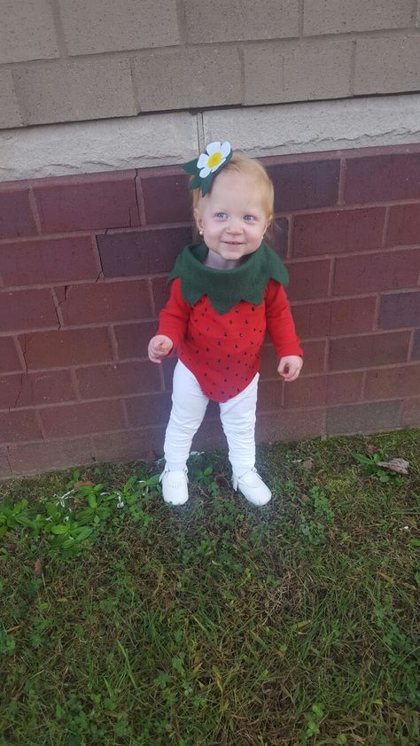 Homemade Strawberry Costume, Toddler Strawberry Costume, Vegetable Halloween Costume, Baby Strawberry Costume, Diy Strawberry Costume, Red Hair Baby, Strawberry Costume Diy, Strawberry Halloween, Charlie Brown Costume