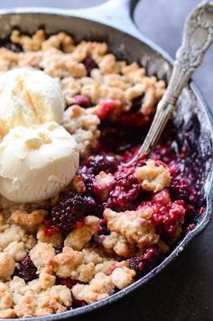 Skillet Cobbler, Mixed Berry Cobbler, Berry Cobbler Recipes, Skillet Desserts, Blackberry Cobbler Recipe, Cast Iron Skillet Cooking, Blackberry Crumble, Iron Recipes, Berry Cobbler