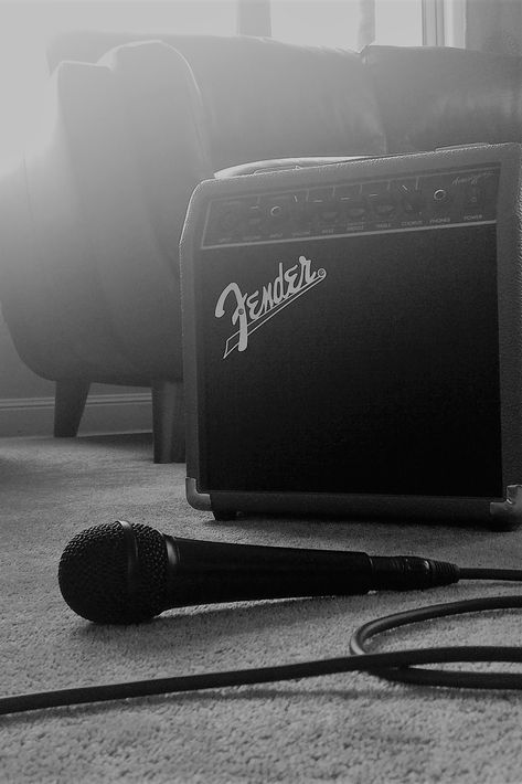 Music Mic Aesthetic, Black Microphone Aesthetic, Guitar Product Photography, Vintage Microphone Aesthetic, Blues Music Aesthetic, Determined Aesthetic, Vocalist Aesthetic, Music Asthetics Wallpaper, Microphone Wallpaper