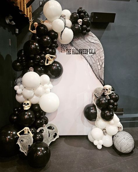 Ohhhhh, such a fun & spooky setup for the @fiercedanceprograms this weekend. Swipe to see how lighting changes the effect. Venue: @majestictheatrest.johns Balloons: @tuftexballoons #Halloween #halloweengala #tuftexballoons #balloondecore #halloweenballoons #blackandwhiteballoons #spooky #dance #yyt Skull Balloon Garland, Black And White Balloons, Halloween Balloons, Bridal Bachelorette Party, Birthday Halloween Party, Halloween Birthday, Sweet Sixteen, Balloon Arch, Balloon Garland