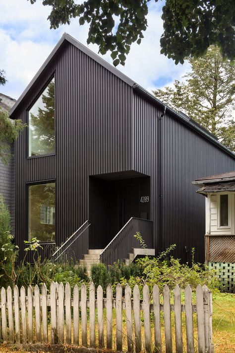 John Street 2 — SCOTT POSNO DESIGN Scandinavian Cabin Exterior, Metal Siding House, Black Cladding, Scandinavian Cabin, Board And Batten Exterior, Standing Seam Roof, Steel Cladding, A Modern House, Timber Ceiling