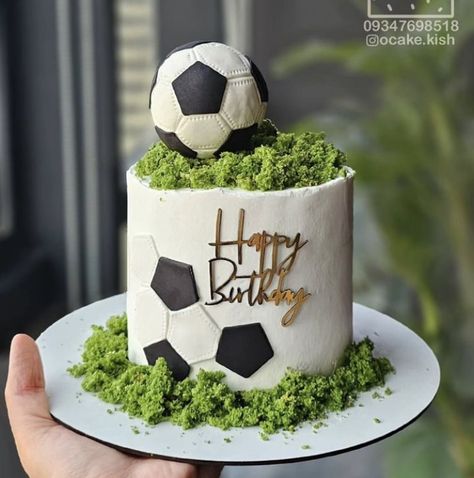 Pastel Futbol Soccer, Fudbal Torta, Football Cake Ideas, Fifa Cake, Birthday Cake Football, Sonic Birthday Cake, Soccer Ball Cake, Soccer Birthday Cakes, Modern Birthday Cakes