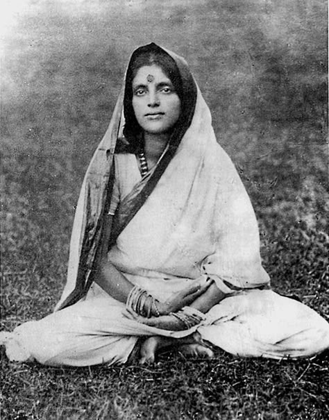 Ma Anandamayi http://www.anandamayi.org/photos/hires/siddhasana.html Anandamayi Ma, Advaita Vedanta, Kriya Yoga, Saints Of India, Paramahansa Yogananda, Ascended Masters, Divine Mother, Sacred Feminine, Spiritual Teachers