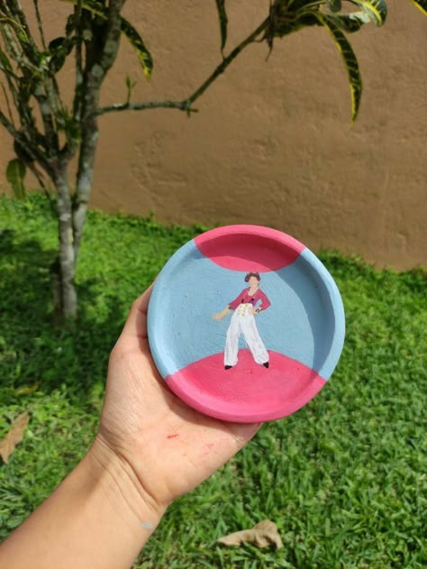 Harry Styles Pottery Ideas, Harry Styles Clay Art, Harry Styles Inspired Pottery Painting, Harry Styles Ceramic Ideas, Clay Harry Styles, Harry Styles Pottery Painting, Harry Styles Diy Crafts, Harry Styles Clay, Harry Styles Crafts