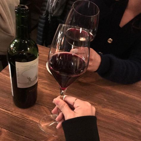 Holding A Glass Of Wine, Wine Mom, Alcohol Aesthetic, Wine Night, Foto Tips, A Glass Of Wine, Wine Time, Glass Of Wine, Wine And Dine