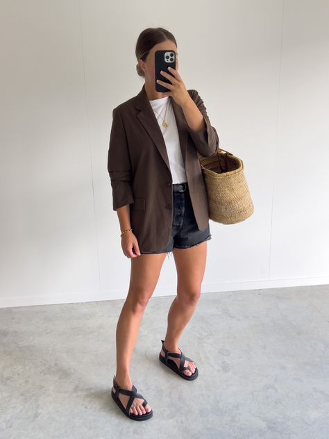 Brown Blazer And Shorts Outfit, Brown Tailored Shorts Outfit, Trendy Brown Workwear Shorts, Beige Tailored Shorts Outfit, Work Shorts Outfit, Chic Brown Shorts For Workwear, Tailored Linen Shorts Outfit, Brown Leather Shorts Outfit, Blazer Shorts Outfit