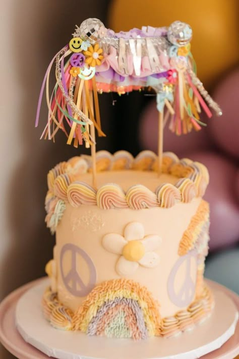 Five Is A Vibe Cake Ideas, Peace And Love Cake, Peace Sign Birthday Cake, Paint Cakes Birthday, Peace Out Single Digits Birthday Cake, Groovy One Smash Cake, Peace Out Single Digits Cake, Paint Birthday Party Ideas, Flower Balloon Garland