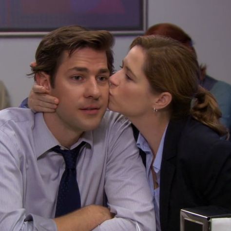 jim halpert pam beesly the office michael scott jenna fischer john krasinski Someone Kissing Cheek, Pam And Jim The Office, Jim And Pam Kiss, Pam And Jim Aesthetic, Kiss Cheek Cute, Kiss On The Cheek Aesthetic, Jim Halpert Aesthetic, Jim And Pam Aesthetic, Jim In