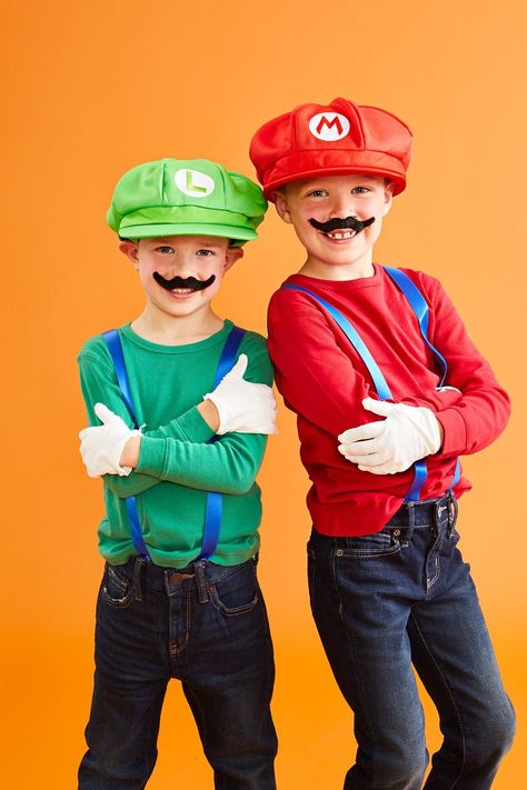 easy halloween costume super mario bros. Kids Mario Costume, Mario Costume Diy, Easy Kids Costumes, Mario Bros Costume, Mario Halloween Costumes, All Black Halloween Costume, Disfarces Halloween, Super Mario Costumes, Black Dress Halloween Costume