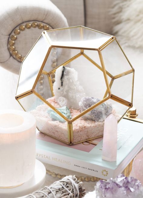 Healing Crystal Display Ideas, How To Display Gemstones, Crystal Cleansing Station, Crystal Charging Station Ideas, Diy Crystal Charging Station, Crystal Themed Bedroom, Crystals Display Ideas, Ways To Display Crystals, How To Display Crystals And Stones