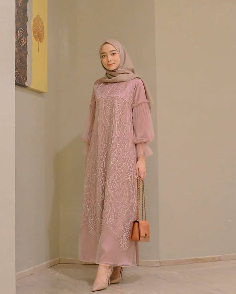 Gambar mungkin berisi: satu orang atau lebih dan orang berdiri Hijab Gown, Dress Brokat Modern, Dress Muslim Modern, Kondangan Outfit, Hijab Stile, Baju Kahwin, Kebaya Modern Dress, Moslem Fashion, Estilo Hijab