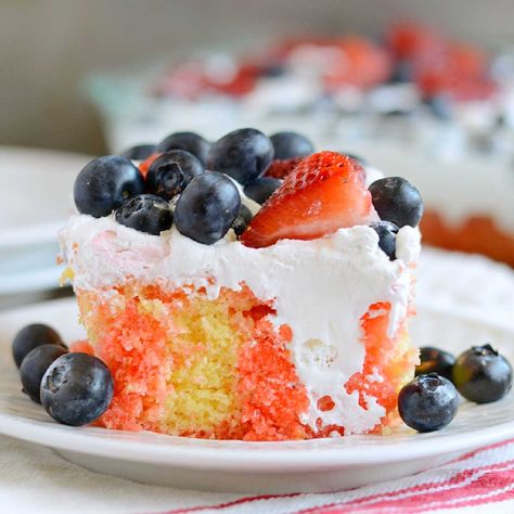 Red White and Blue Poke Cake Blueberry Cake Mix, Easy Summer Dessert, No Bake Banana Pudding, Peppermint Fudge, Strawberries And Blueberries, Themed Food, Strawberry Jello, Poke Cakes, Easy Summer Desserts