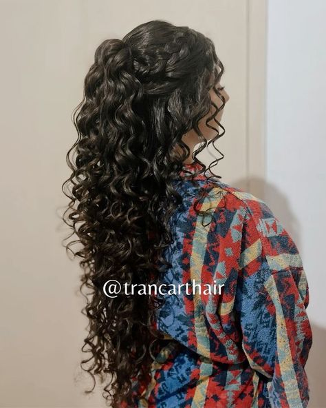 Haïr Style Curly Hair Wedding, Curly Hairstyles With Crown, Natural Curl Wedding Styles, Wedding Hairstyles For Long Curly Hair, Curly Hair Looks For Prom, Long Curly Hair Wedding Styles, Long Curly Hairstyles For Wedding, Curly Hair Wedding Styles, Curly Hairstyles Prom