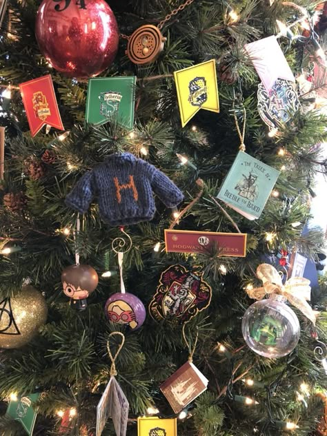 Harry Potter Tree Decorations, Harry Potter Christmas Tree Decorations Diy, Harry Potter Xmas Tree Ideas, Harry Potter Christmas Tree Diy Ornaments Ideas, Hobbit Christmas Tree, Themed Trees Christmas, Harry Potter Xmas Tree, Hufflepuff Christmas Tree, Noel Harry Potter