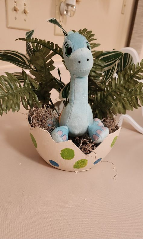 Dino Themed Centerpieces, Dinosaur Egg Centerpiece, Baby Dino Baby Shower Ideas, Dinosaur Baby Shower Table Centerpieces, Dinasour Baby Shower Centerpiece, Dinasour Centerpiece Ideas, Hatching Soon Baby Shower Theme, Baby Dinosaur Centerpieces Ideas, Dinosaur Baby Shower Ideas For Boys Decorations