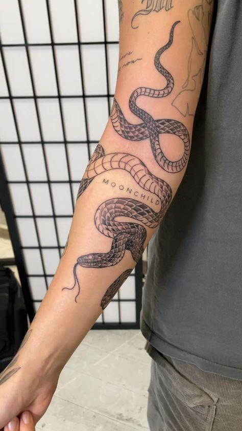 Snake Sleeve, Tattoos Patchwork, Tattoo Tv Shows, Watercolor Tattoo Ideas, Black And White Snake, Snake Tattoos, Elbow Tattoos, Patchwork Sleeve, Flash Tattoo Designs