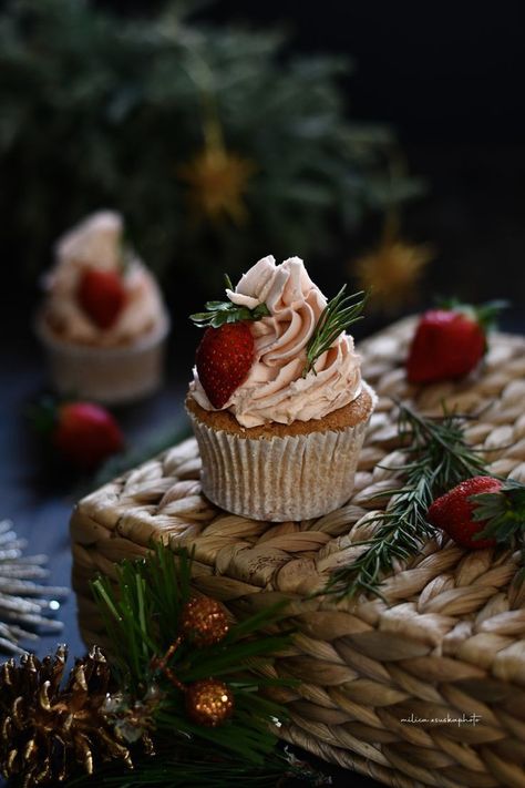 Christmas Gift Photography, Christmas Desserts Cakes, Christmas Food Photography, Winter Cupcakes, Cupcake Photography, Food Photography Dessert, Christmas Pastries, Dessert Shots, Gift Photography