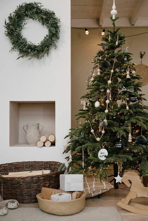 Modern Jul, Scandinavian Christmas Decorations, Christmas Fireplace Decor, Simple Christmas Decor, Christmas Interiors, Christmas Tree Inspiration, Christmas Inspo, Christmas Fireplace, Farmhouse Christmas Decor