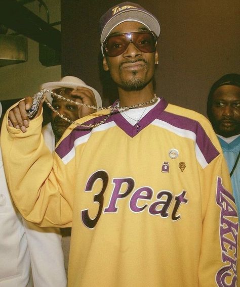 Snoop Dogg Check more at https://howcandothis.com/manstyle/snoop-dogg/ Snoop Dogg Pfp, Old School Style Men, Snoop Dogg 90s, 2000’s Outfit, Men 90s, Espy Awards, 90s Rap, Snoop Dog, Outfit 90s