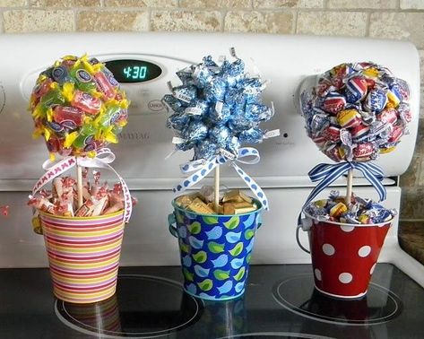 Kids Candy Bouquets, Kids Bouquet Ideas, Candy Centerpiece Ideas, Candy Arrangements, Candy Centerpieces, Candy Bouquet Diy, Candy Bouquets, Candy Cakes, Candy Crafts