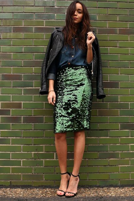 FASHION HOW TO WEAR A SEQUIN SKIRT - design indulgence Green Sequin Skirt, Sequin Skirt Outfit, Skirts Style, Sequin Pencil Skirt, Resort Outfit, Eve Outfit, New Years Eve Outfits, Looks Street Style, Looks Black