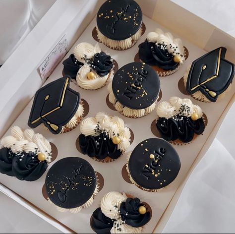 Interior Design Graduation Party, Grad Cake Ideas Sheet Cake, Graduation Themed Cake, Grad Cakes Ideas, Modern Graduation Cake, Grad Cupcakes Ideas, Cake Designs Graduation, Graduation Macarons, Small Graduation Cakes