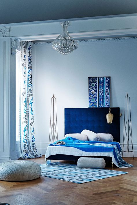 East meets West this season, as style embraces Iznik pattern, low-level lounging and Bosphorus blue...#blues #Turkish #summer Istanbul Apartment, Greek Bedroom, Turkish Home Decor, Arabic Designs, Moroccan Riad, Navy Living Rooms, Turkish Decor, Design Houses, Moroccan Interiors