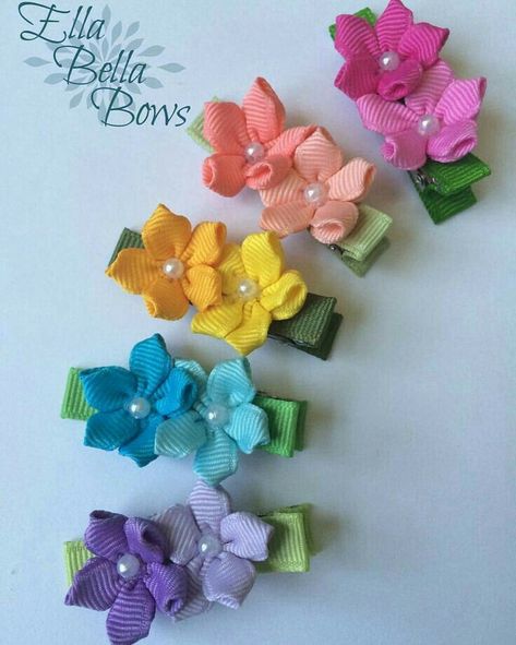 Pin by 🌻🌻🌻MARÍA ENRÍQUEZ 🌻🌻🌻 on BROCHES: | Diy hair bows, Kids hair bows, Girls hair bows diy Hair Bows Diy Ribbon, Ribbon Sculptures, Girls Hair Bows Diy, Kids Hair Bows, Flower Hair Bows, Bows Diy Ribbon, Ribbon Sculpture, Dog Hair Bows, Gift Toppers