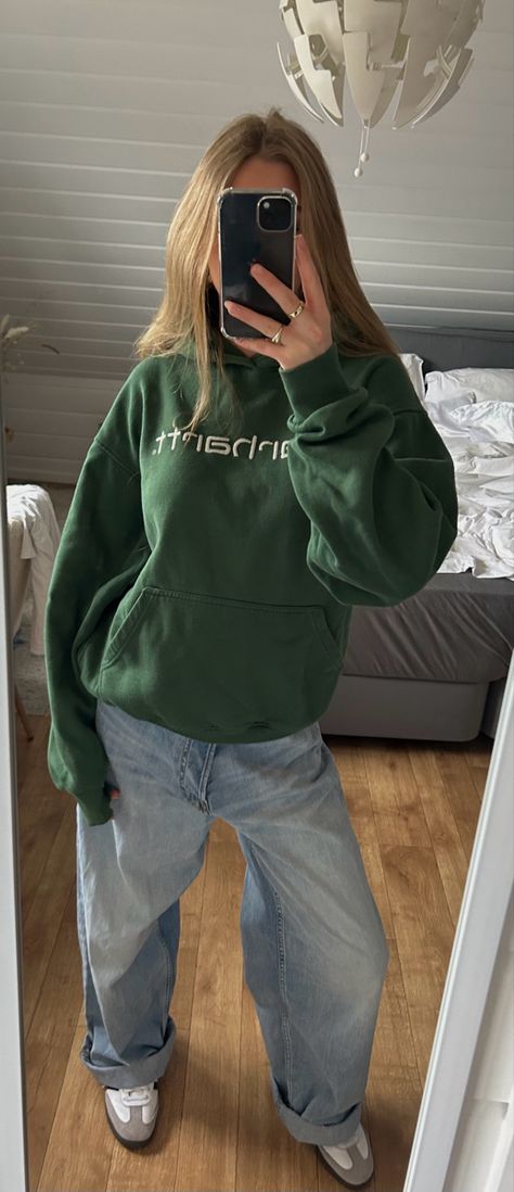 Dark Green Fleece Jacket Outfit, Vintage Carhartt Outfit, Carhartt Sweatshirt Outfit Women, Plain Sweatshirt Outfit, Carhartt Hoodie Outfit Woman, Outfit Sandwich, Green Pullover Outfit, Carhartt Outfit Woman, Green Cargos Outfit