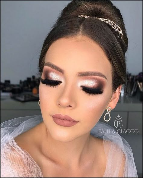 10 ideas de maquillaje para graduación perfectas para morenas Make Up Humor, Trucco Glam, Wedding Hairstyles And Makeup, Wedding Eye Makeup, Graduation Makeup, Wedding Day Makeup, Neutral Makeup, Wedding Makeup Looks, Braut Make-up