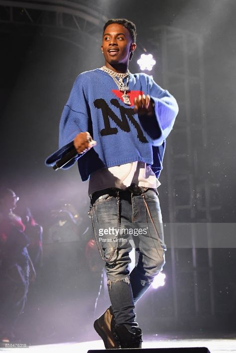 Playboi Carti performs onstage during the BET Hip Hop Awards 2017 at The Fillmore Miami Beach at the Jackie Gleason Theater on October 6, 2017 in Miami Beach, Florida. Carti Outfits, Carti Fashion, Hip Hop Fashion Dance, Playboi Carti Outfits, Sir Cartier, Hip Hop Photoshoot, Bet Hip Hop Awards, Jackie Gleason, Hipster Outfits