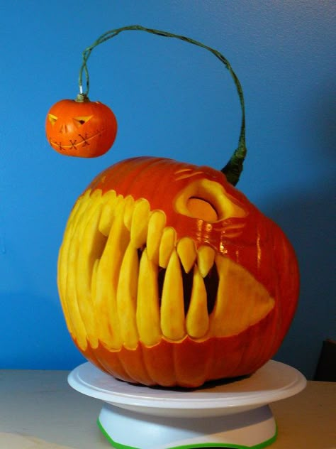 I used to have a book with huge glossy pictures of ocean life... the dark, creepy angler with the terrifyingly translucent teeth was always a favorite. Makijaż Sugar Skull, Pumkin Carving, Creative Pumpkin Carving, Pumpkin Carving Designs, Halloween Memes, Pumpkin Carving Ideas, Halloween Pumpkin Designs, Pumpkin Carving Patterns, Carved Pumpkin