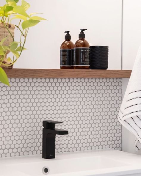 Cloakroom Splashback Ideas, Penny Tile Backsplash Bathroom, Toilet Backsplash, Penny Round Backsplash Kitchen, Penny Round Bathroom, Penny Round Tile Bathroom, Penny Round Backsplash, Penny Tile Backsplash, Penny Tiles Bathroom